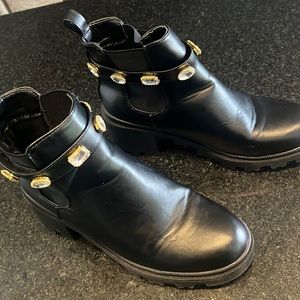 🆕 Nicole Miller Chelsey Black Faux Leather Ankle Boots Lug Sole Rhinestone